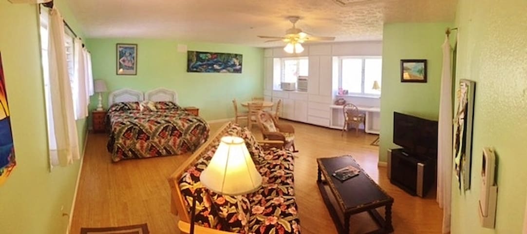 Large Private Studio w/Full Kitchen