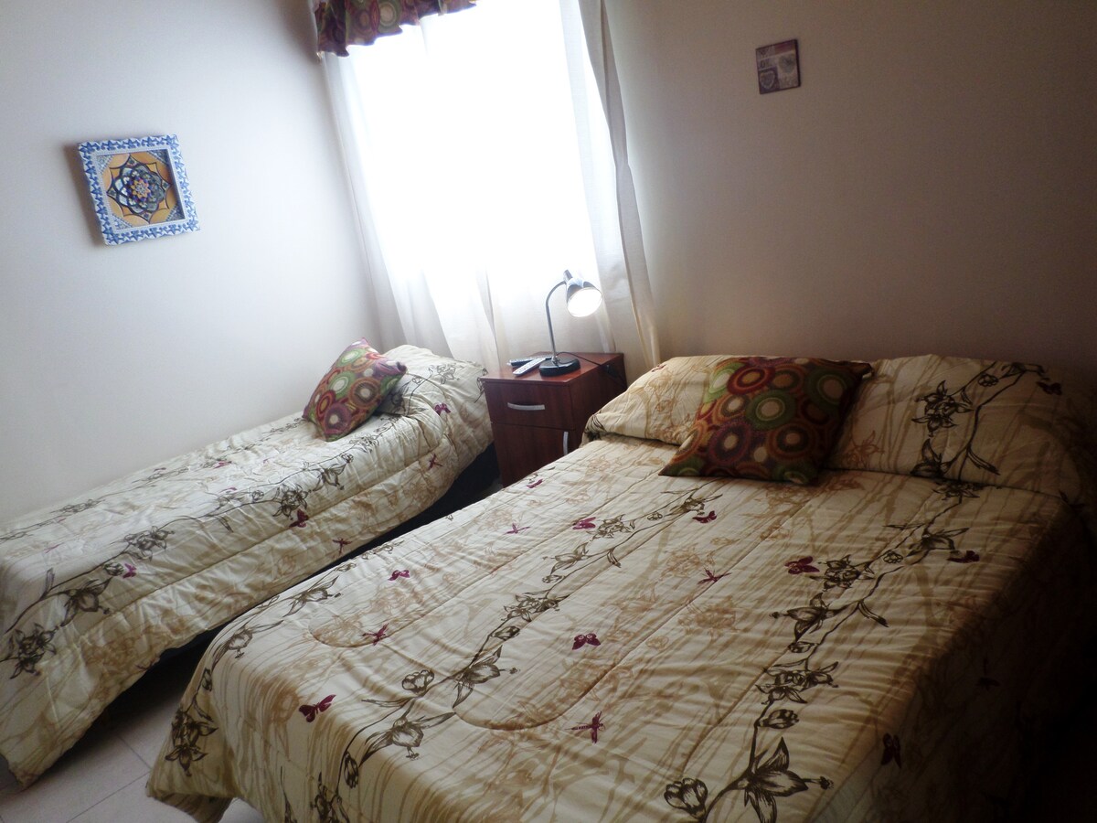 卧室自然亮度极佳，有通往街道的窗户和半透明的窗帘。 背面遮光窗帘，随时遮挡气氛。