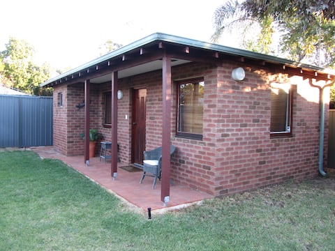 Private Bungalow close to Fremantle