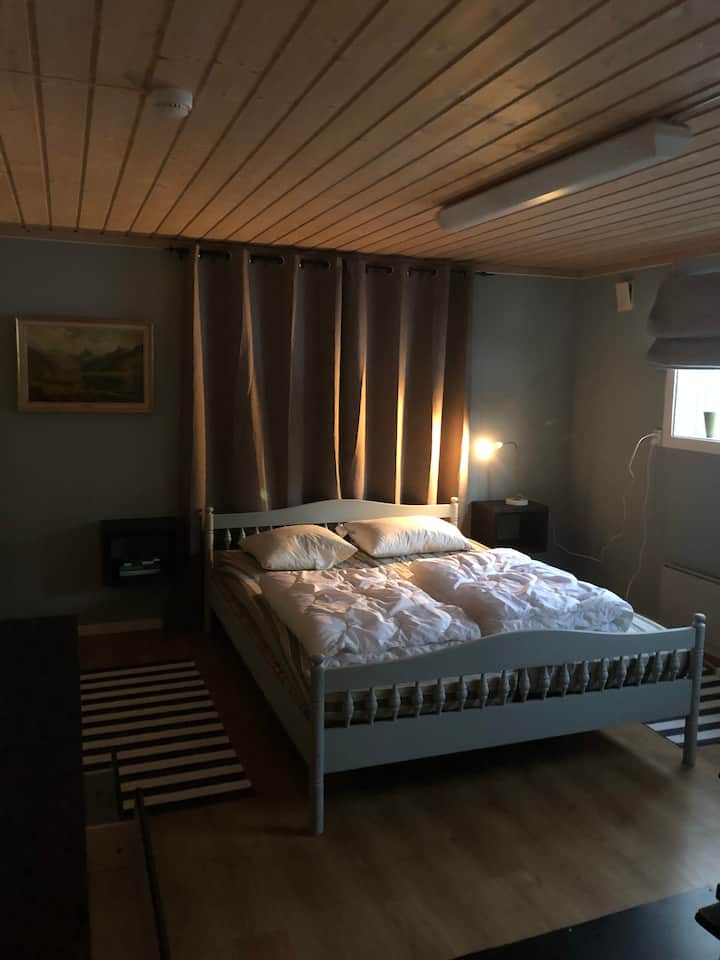 Dormitorio con cama matrimonial en el sótano