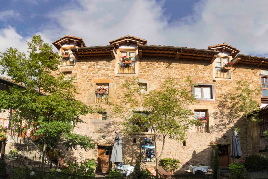 Fachada conjunta con la posada