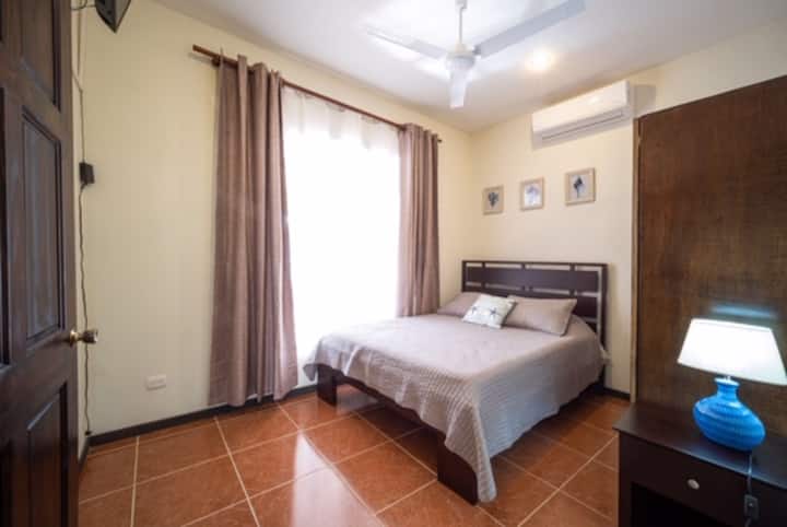 Спална соба бр.1 со брачен кревет (широк 150-179 см).