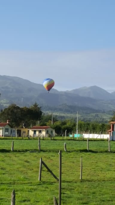 Globo aerostático muy cerca de la vivienda