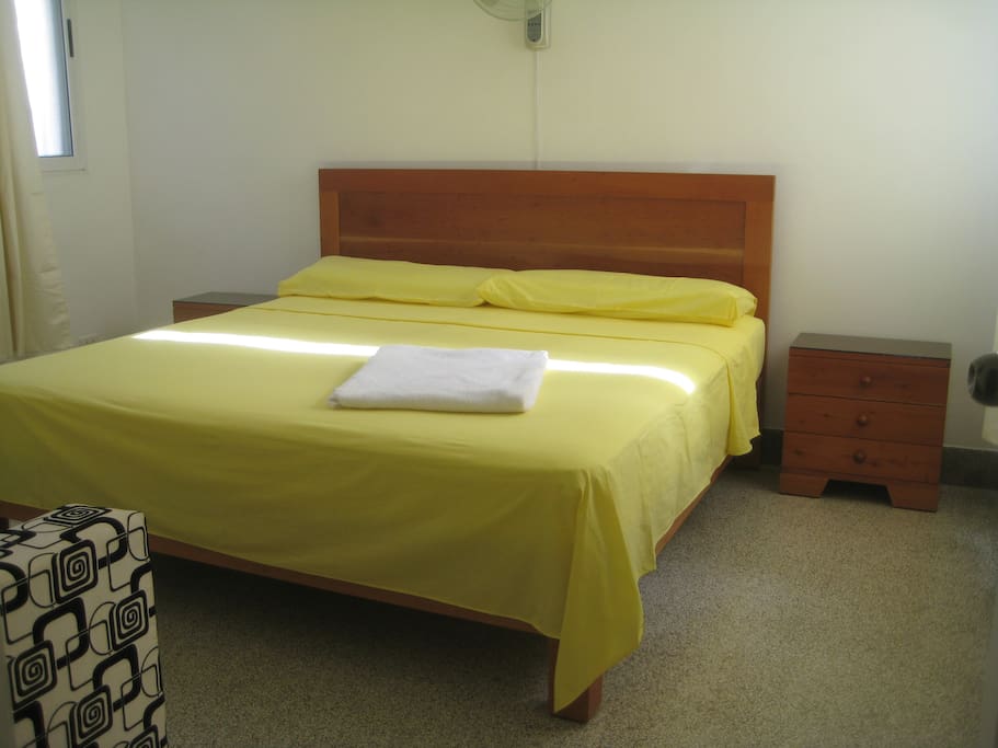 Habitación 1, dimenciones 6x6, climatizada, con baño individual y cama matrimonial