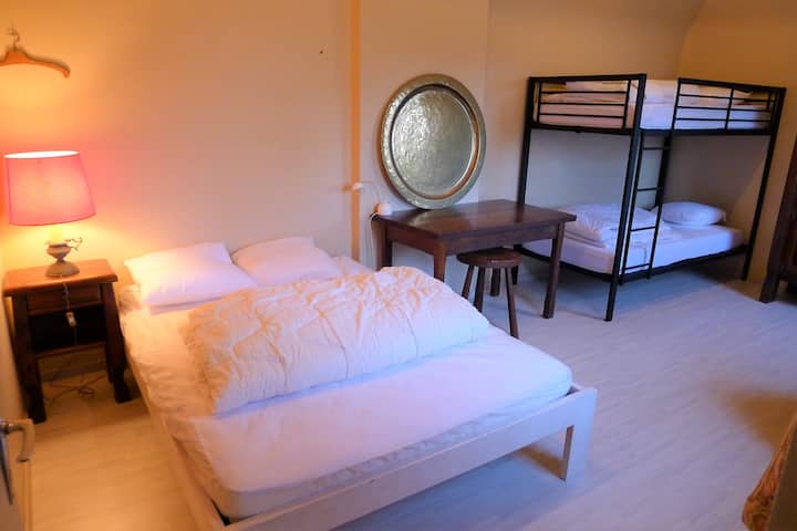 غرفة النوم الشمالية بسرير مزدوج وأسرّة قابلة للسحب...