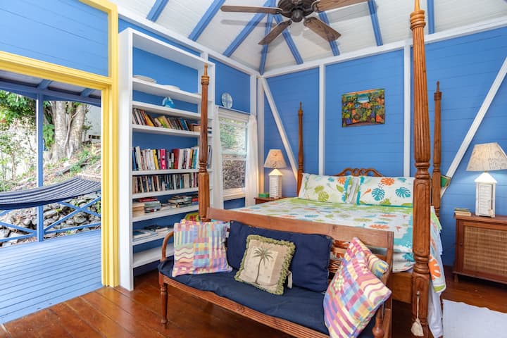 Srednja vila s trijemom i visećom ležaljkom u kojoj se možete opustiti. 