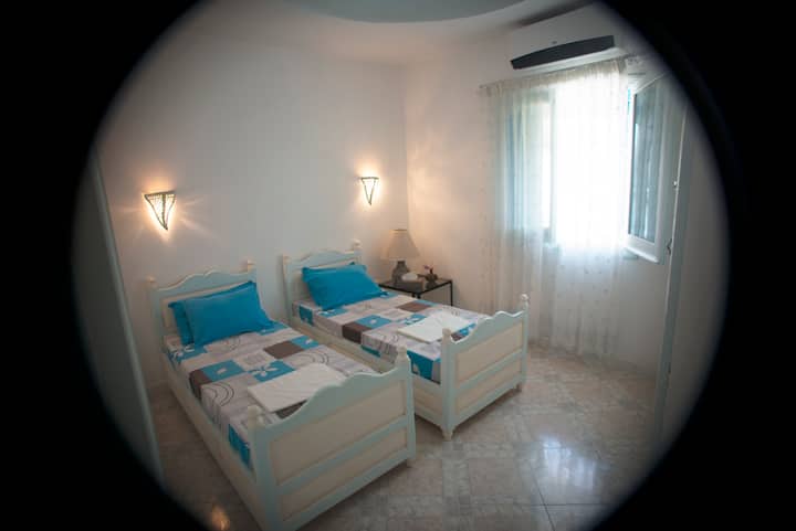 Bedroom has 2 CLIMATISEE beds.