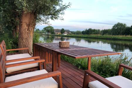 Unique waterfront Tiny house near Delft!