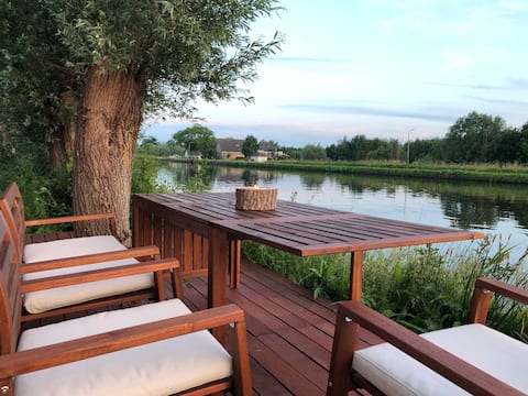 Unique waterfront Tiny house near Delft!