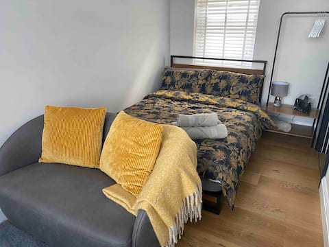 Charming 1-bed studio with free off street parking