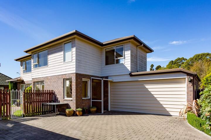 Awesome view and only 6 mins from airport!