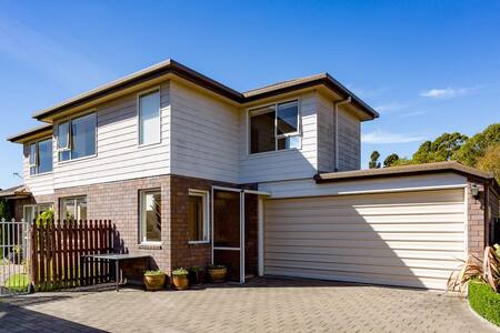 Awesome view and only 6 mins from airport!