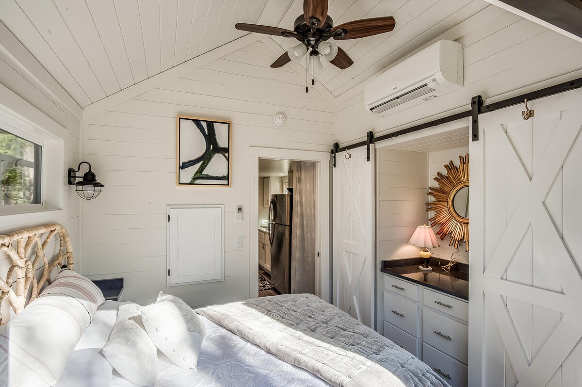 在舒适的加大双人床上醒来，享受温馨的早晨阳光。 