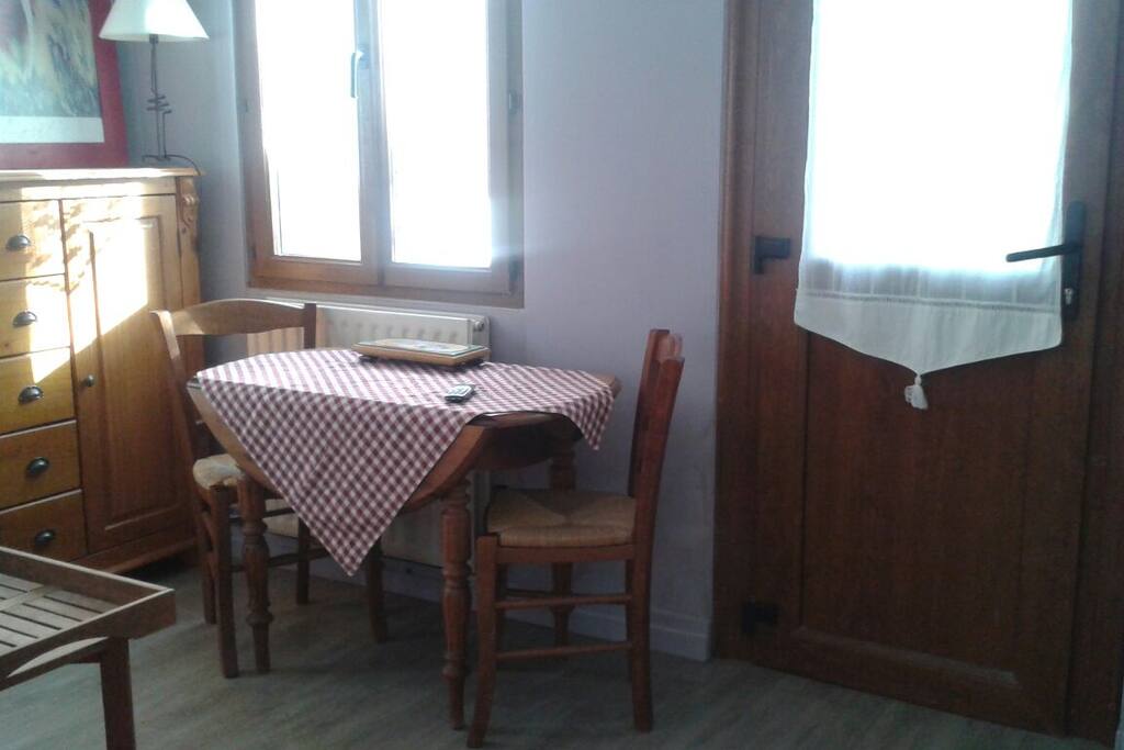 Coin repas pour 2 à 4 personnes