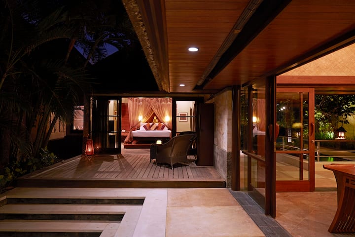 Chumba cha kulala cha 2 wakati wa usiku , eneo hili la ufukweni pia...