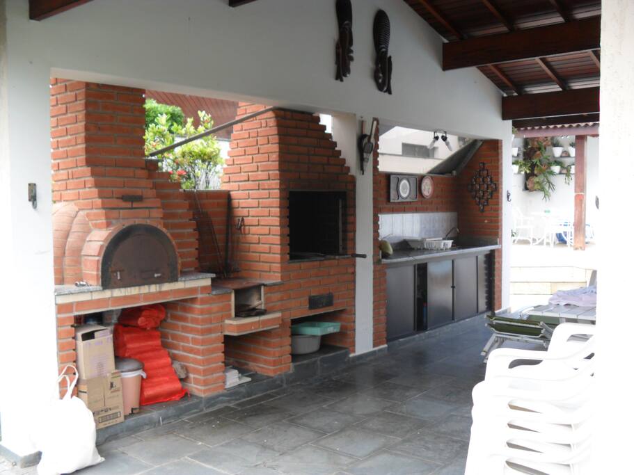 Churrasqueira, forno pizza, fogão a lenha e pia