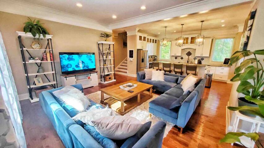 Luxury Retreat-1.5 Miles to Broadway-Sleeps 12+ gallery image 2