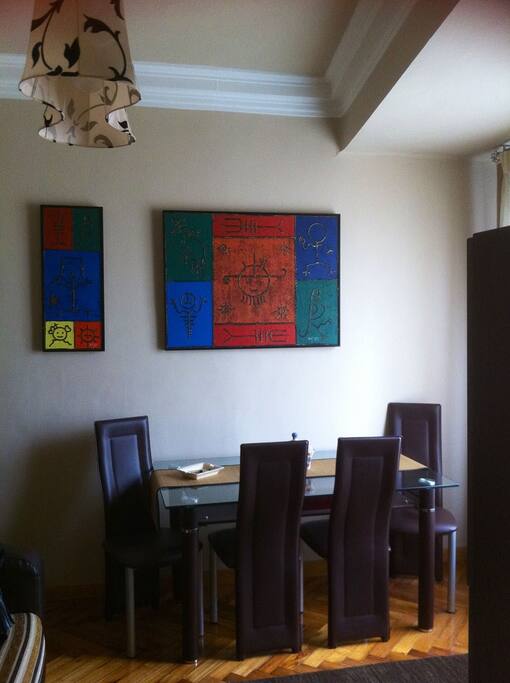 Salon con comedor TV y sofá cama