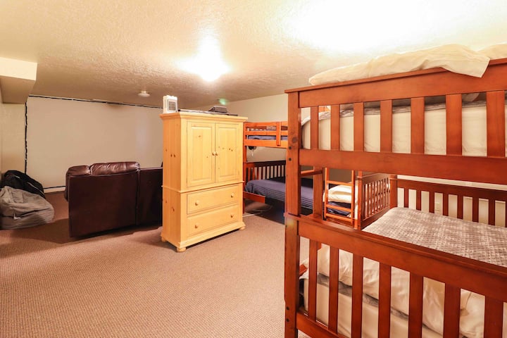 Suterén: Táto izba je ideálna pre deti. Milujú sledovanie filmov z hornej poschodovej postele. Poschodové postele sú určené pre deti. Poschodové postele s manželskou posteľou. Táto izba je tiež tmavá a nemá okná. Len zopár spální navyše. Prikrývky navyše sú v šatníku.