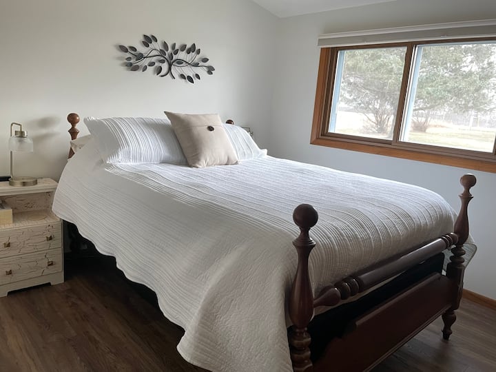 Bedroom 3 - Queen bed