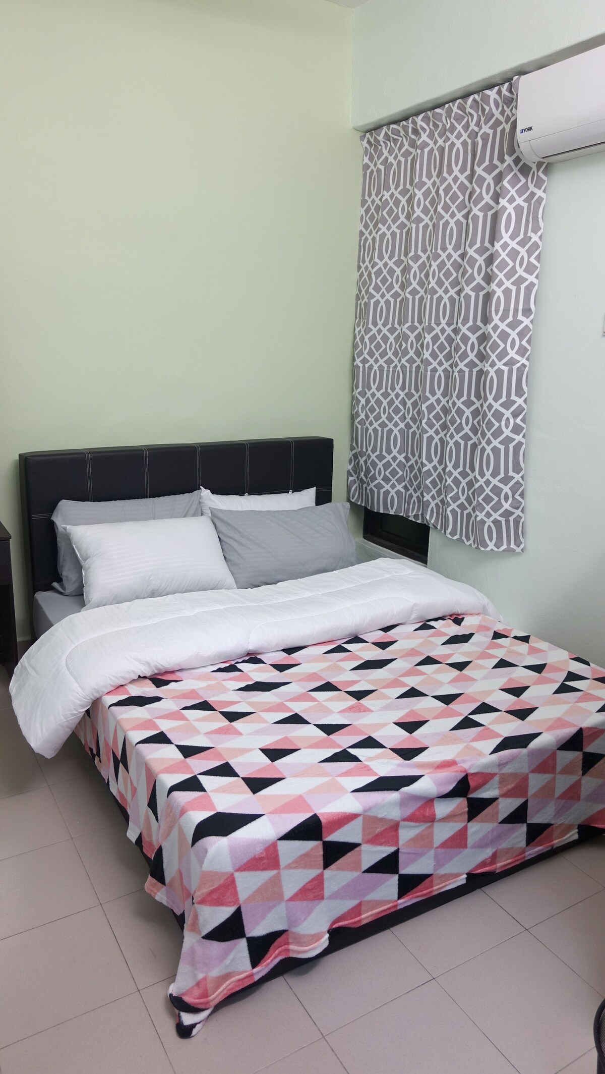 חדר 1 עם מיטת קווין סייז ומזגן