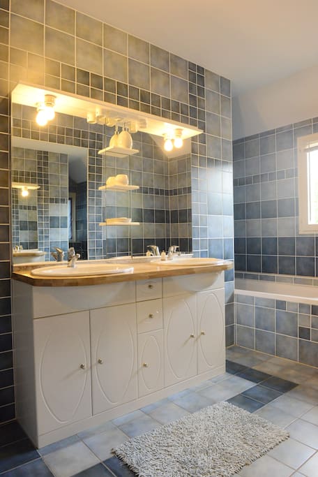 salle de bain rez de chaussée ; douche et baignoire