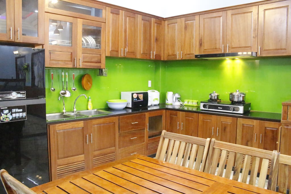 Không gian tuyệt vời cho nhóm của bạn thưởng thức bữa tối. Thiết bị đầy đủ trong Nhà bếp mở như bếp, ga, lò vi sóng ....