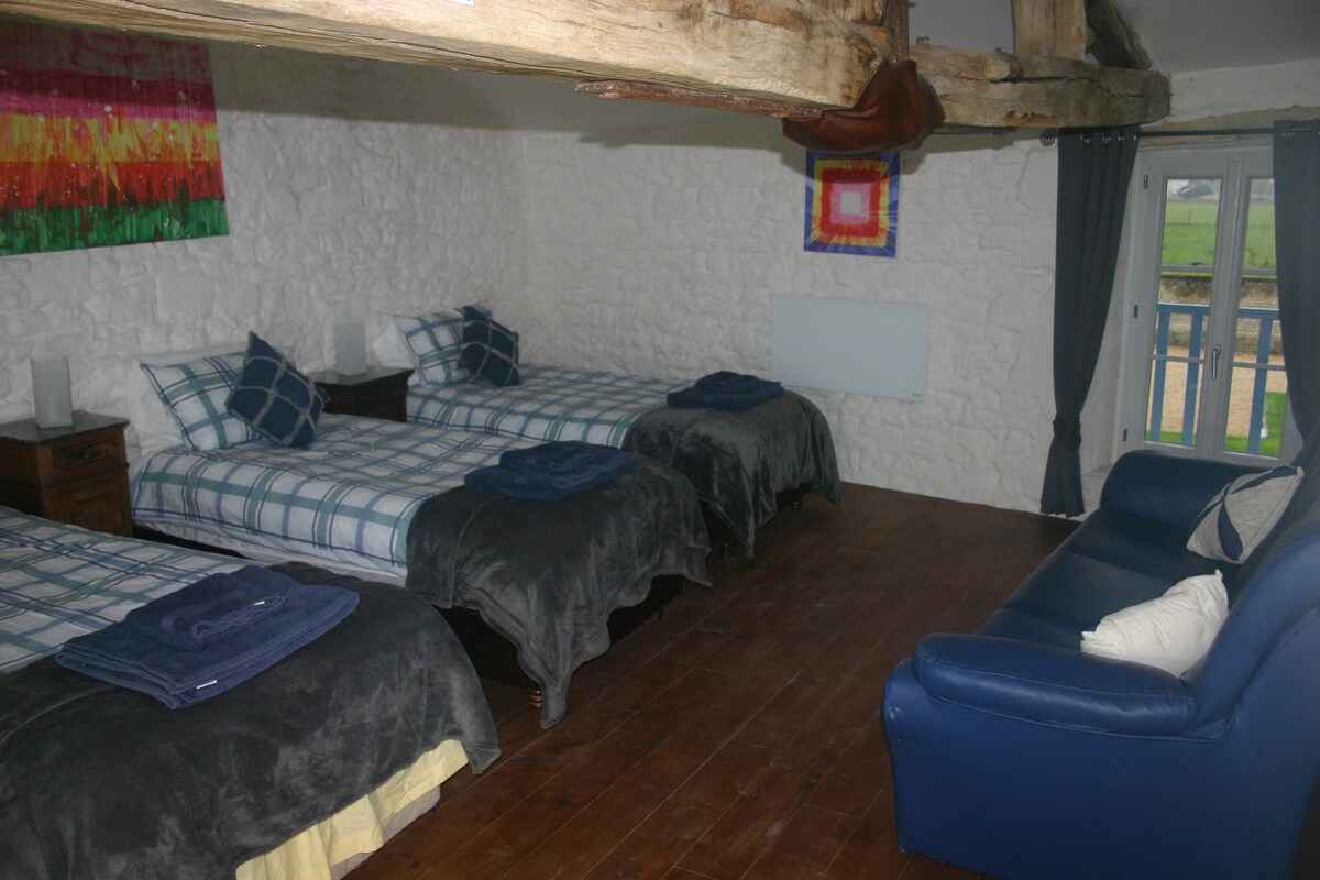 卧室配有3张单人床和1张沙发