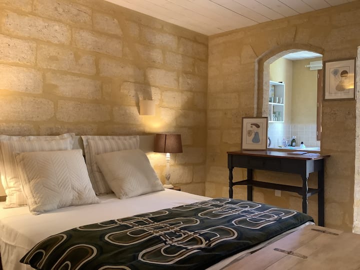 Kitanda kikubwa sana katika eneo la kulala la studio