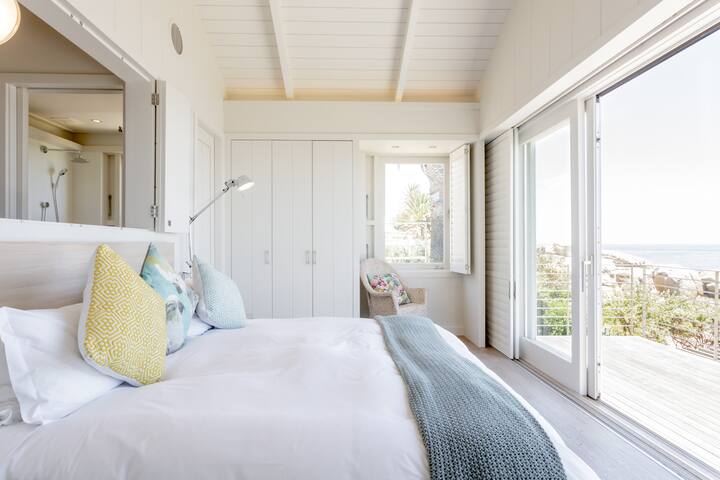 Breathe the Sea Air from a Chic Camps Bay Hideaway gallery image 4
