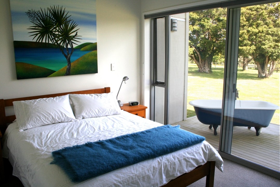 Chumba cha kulala cha mgeni wa pili kilicho na staha yake mwenyewe, viti na bafu la nje lenye maji ya moto. Ina mlango wa bafu la chini.