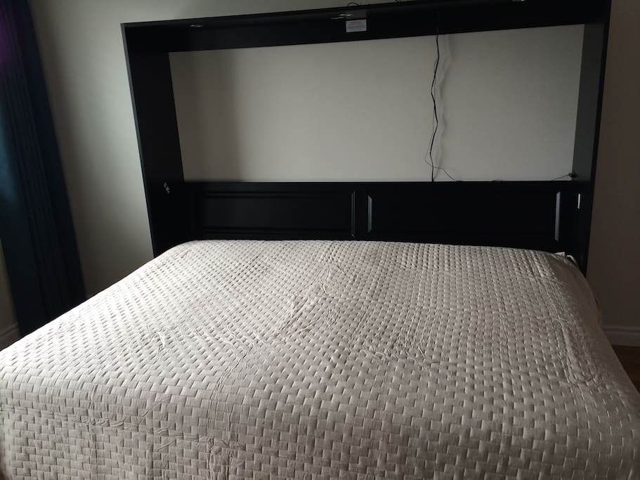 Queen bed ( living space)