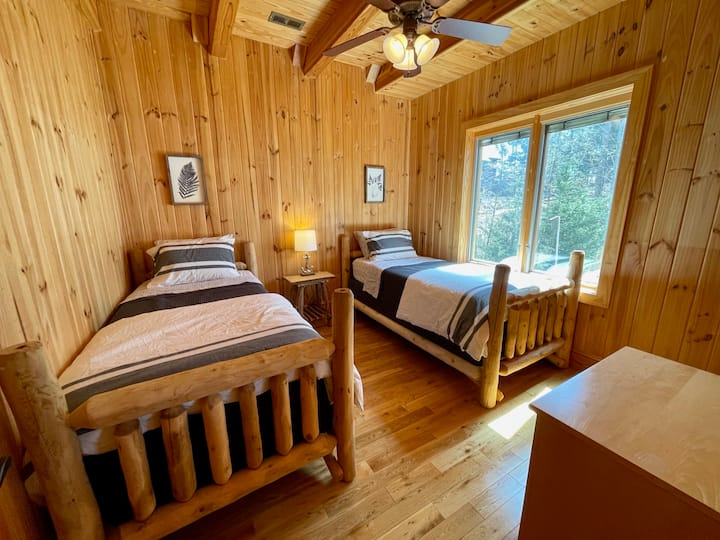 Dyshekët binjakë ekstra të gjatë 6'e bëjnë këtë të rehatshme për të rriturit - ose fëmijët