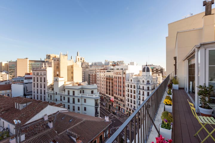 ESPECTACULAR ÁTICO CON 60M DE TERRAZA EN GRAN VIA gallery image 2