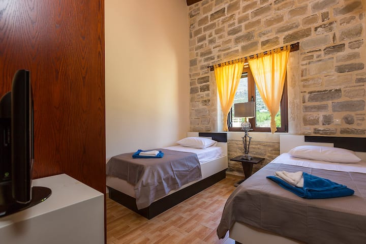 Chambre à deux lits située au premier étage !
