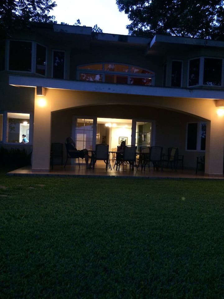 Hermosa casa mediana en el lago Coatepeque Casas en renta en Lago de