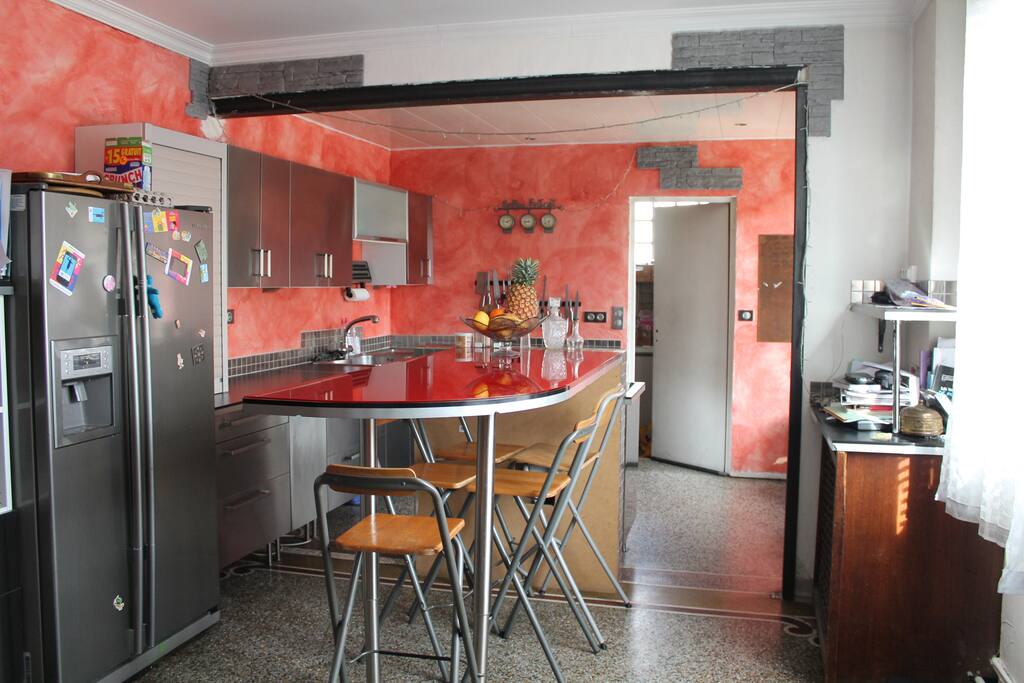 Cuisine de 20m2 toute équipée, frigo américain, micro-ondes, four, plaques de cuisson,lave-vaisselle, machine nespresso, grille pain, plancha...