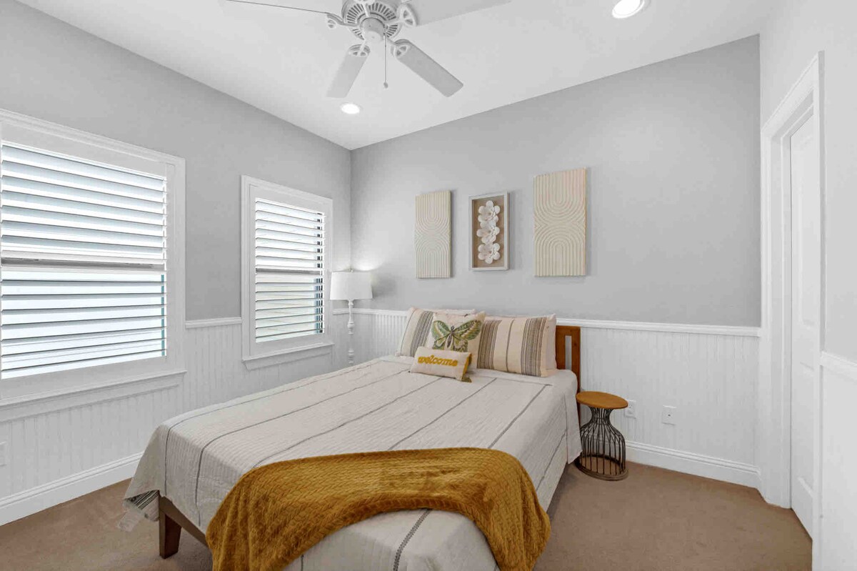 Queen bed and plenty of space