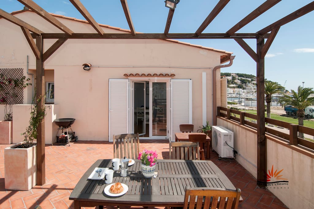 Terraza con pérgola. Materiales nobles