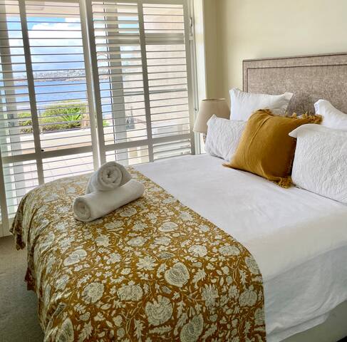 Clovelly lux Beachfront | 25m to Ocean • Sleeps 6 gallery image 4