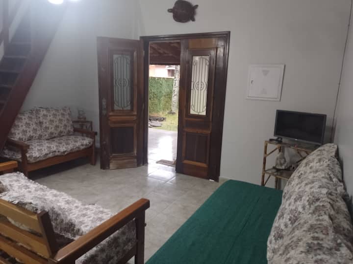 Obývacia izba s výhľadom na dvor, TV smart 24-palcové, 3 a 2-miestne pohovky a jednolôžko.