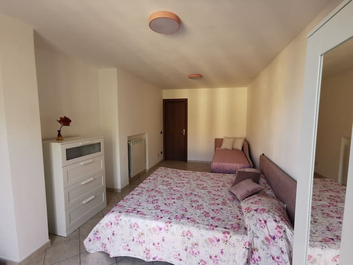 Stanza Rosa/4 persone - The Pink Room /4 people.

King bed (180x200) and single bed (80x190) mattresses marked "Emma" high 21cm - The double room. King size bed and single one (80x190) "Emma" mattresses, 21 cm height. 