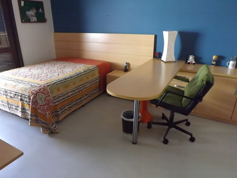 Suíte para duas pessoas com espaço de home office