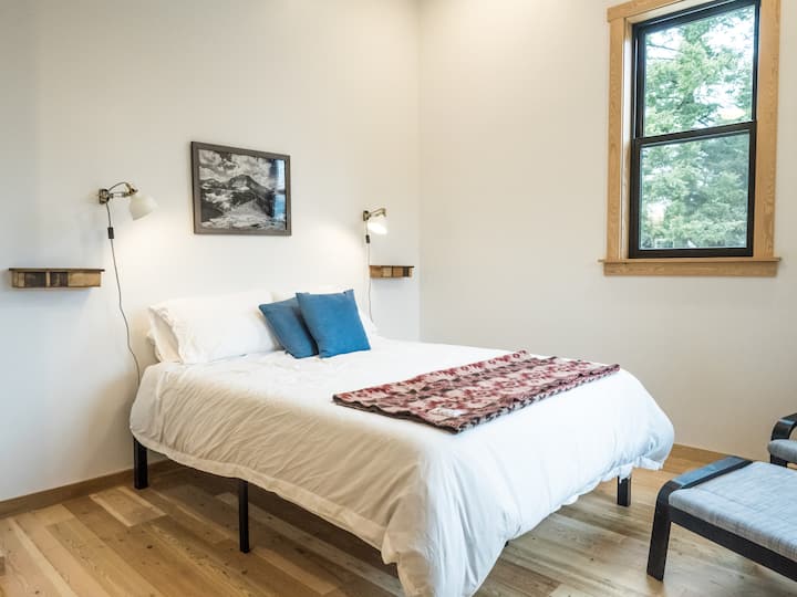 В спалнята ви очакват матрак от мемори пяна и сутрешна слънчева светлина.