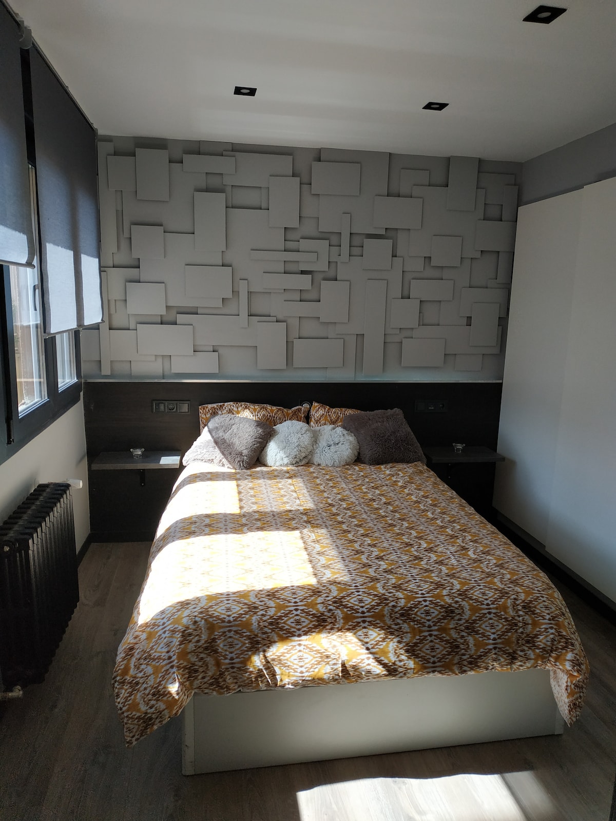 Საძინებლის მოკლე მიმოხილვა ბუნებრივი განათებით (სამხრეთით)