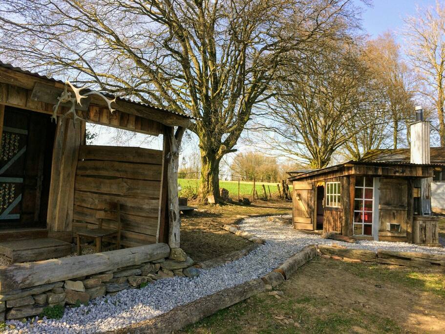 De slaaphut en het kachelhuisje.