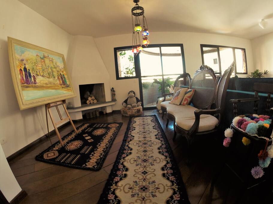 Sala confortável com vários ambientes