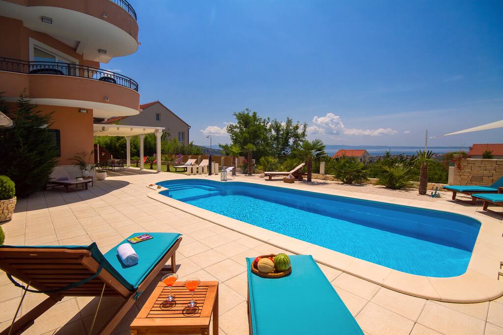 Relaxing sun deck area with 8 sun chairs.