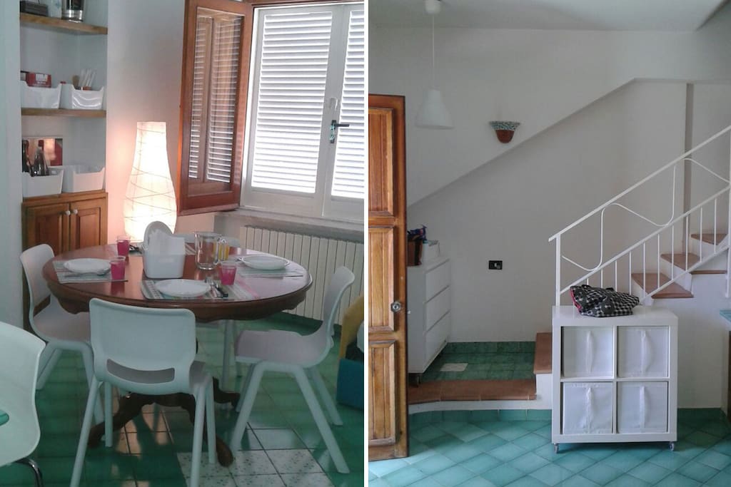 Tavolo da pranzo allungabile. Scala che porta alle due camere da letto.