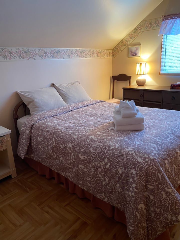 客房内的双人床，可欣赏湖景